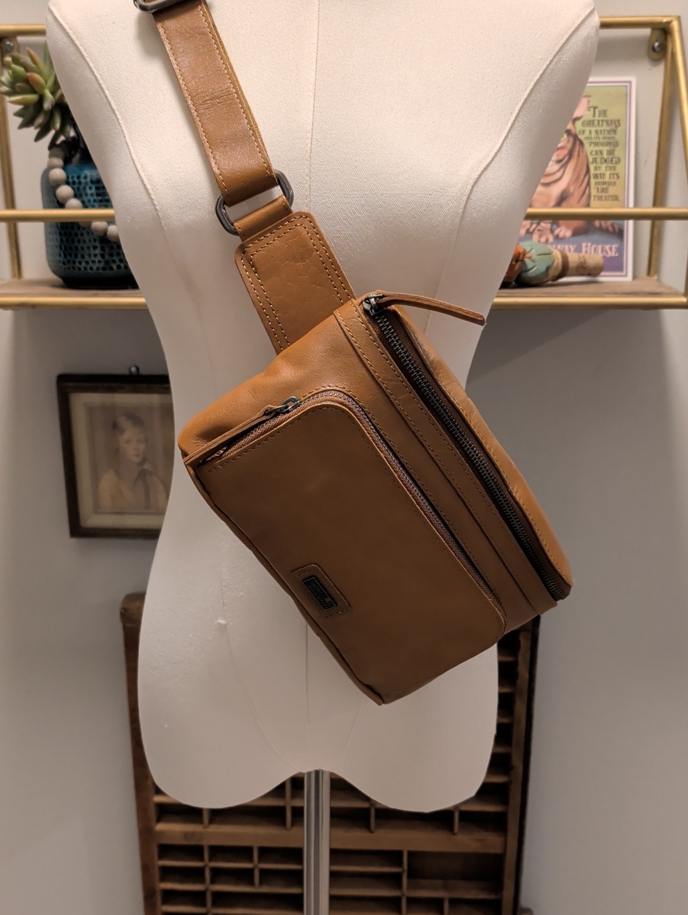Spikes & Sparrows Unisex Leather Crossbody Sling Bag in Tan